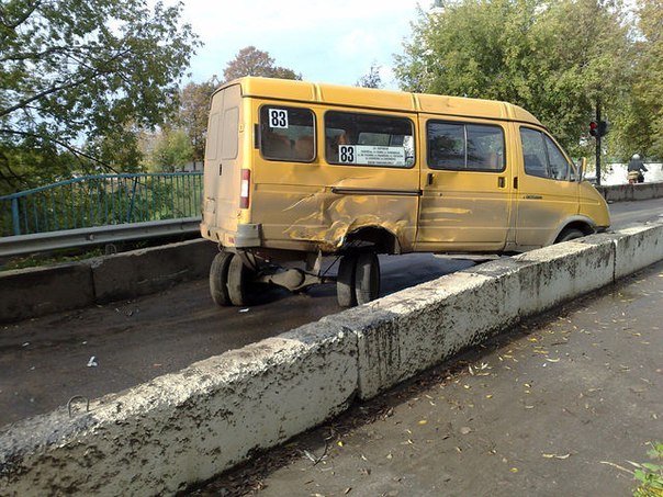 Маршрутное такси №83 на мосту в Костроме