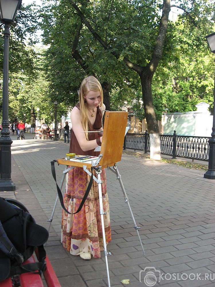 Девушка-художник рисует в Костроме