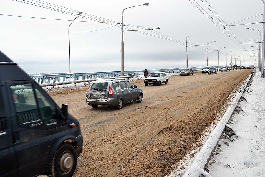 Автомобильный мост через Волгу зимой