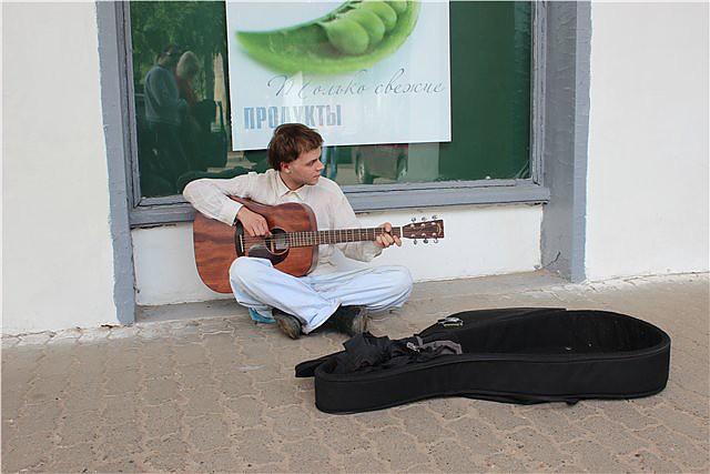 Уличный музыкант в Костроме