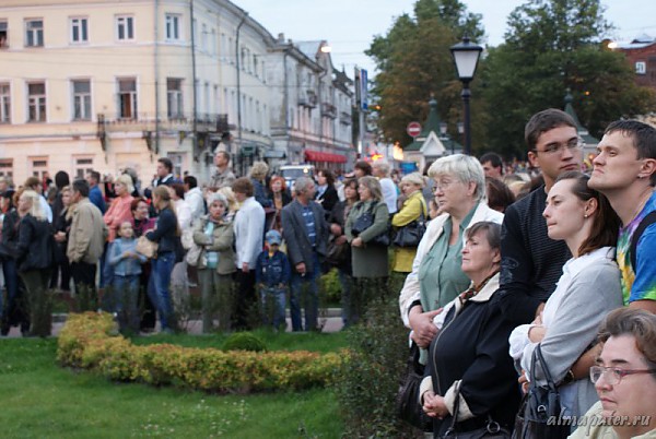 Костромичи и гости города в центре Костромы