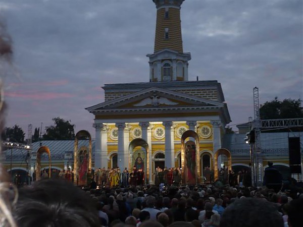 Опера Борис Годунов в центре Костромы