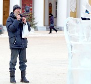 Мужчина фотографирует ледяную скульпуру